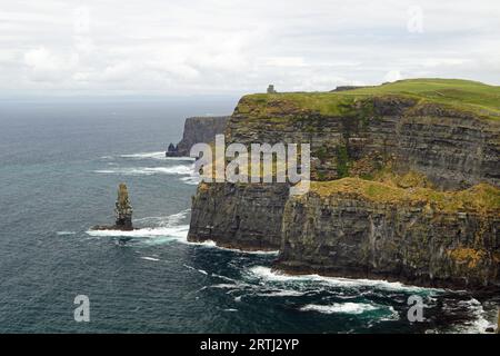 Le scogliere di Moher sono le scogliere più conosciute in Irlanda. Si trovano sulla costa sudoccidentale dell'isola principale dell'Irlanda nella contea di Clare vicino al Foto Stock