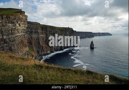 Le scogliere di Moher sono le scogliere più conosciute in Irlanda. Si trovano sulla costa sudoccidentale dell'isola principale dell'Irlanda nella contea di Clare vicino al Foto Stock