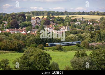 Vista sulla città di Tisbury nella Nadder Valley, Tisbury, Wiltshire, Inghilterra, Regno Unito, Europa Foto Stock