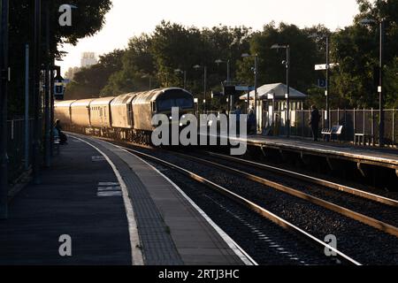 Due locomotive diesel classe 47 n. D1924 e D1935 che conducono l'escursione Statesman alla stazione di Warwick Parkway, Warwickshire, Regno Unito Foto Stock