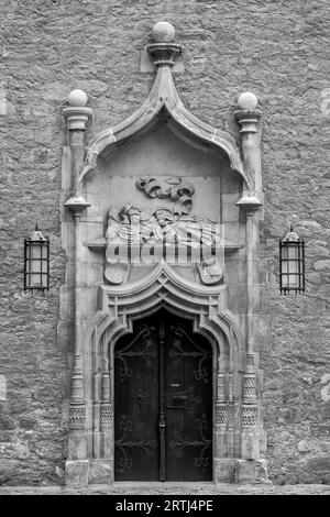 Nella cattedrale di Merseburg si trova questo portale, sopra il quale un uomo risveglio in abito orientale è raffigurato su un letto di riposo. Questo sollievo è chiamato supraporte Foto Stock