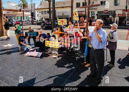 Los Angeles, USA, 22 ottobre 2016: Una manifestazione religiosa pro-chiesa su Hollywood Boulevard in un caldo giorno autunnale Foto Stock