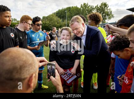 BARENDRECHT - Ronald Koeman durante un torneo di G-football allenano il calcio professionistico al BVV Barendrecht. I tornei di calcio G si svolgono sotto l'insegna di Coaches on Tour e sono il successore del torneo di Barendrecht organizzato da Coaches Betaald Voetbal per molti anni. ANP KOEN VAN WEEL Foto Stock