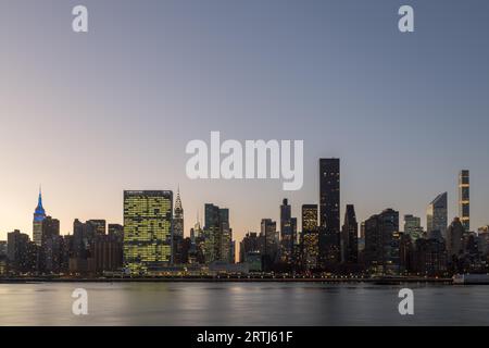 New York, Stati Uniti d'America, 11 novembre 2016: Skyline di Midtown Manhattan a New York City di notte Foto Stock