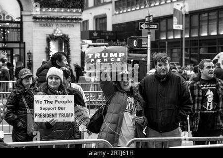 New York, USA, 20 novembre 2016: Un gruppo di sostenitori di Donald Trump sulla 5th avenue di fronte alla Trump Tower a Manhattan Foto Stock