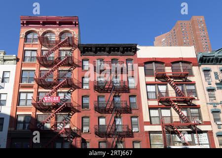 New York City, Stati Uniti d'America, 17 novembre 2016: Case tipiche con scale antincendio nel quartiere dell'East Village Foto Stock