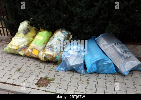 Cracow. Cracovia. Polonia. Sacchetti di plastica contenenti rifiuti selezionati dai residenti pronti per il trasporto al centro di riciclaggio municipale. Foto Stock