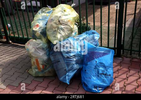 Cracow. Cracovia. Polonia. Sacchetti di plastica contenenti rifiuti selezionati dai residenti pronti per il trasporto al centro di riciclaggio municipale. Foto Stock