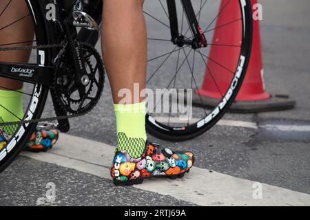 Copenhagen, Danimarca, 21 agosto 2016: Triatleti in bicicletta nel centro della città all'evento KMD Ironman Copenhagen Foto Stock