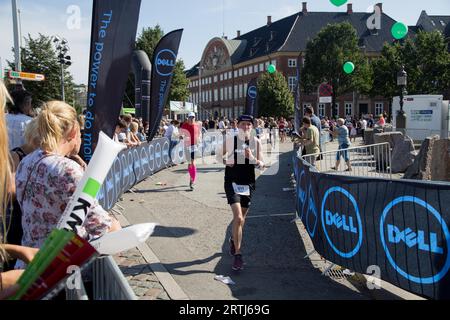 Copenhagen, Danimarca, 21 agosto 2016: Triatleti che corrono nel centro della città al KMD Ironman Copenhagen 2016 Foto Stock