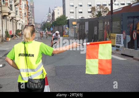 Copenhagen, Danimarca, 21 agosto 2016: Triatleti in bicicletta nel centro della città all'evento KMD Ironman Copenhagen Foto Stock