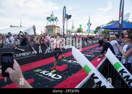 Copenhagen, Danimarca, 21 agosto 2016: Il triatleta Clarke poco prima di superare il traguardo come 2° in maschile al KMD Ironman Copenhagen 2016 Foto Stock