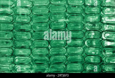 Grande gruppo di vuoto di colore verde riciclare bottiglie di vetro Foto Stock