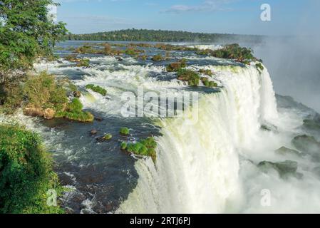 Le maestose Cascate di Iguazu, una delle meraviglie del mondo in Foz do Iguacu, Brasile Foto Stock