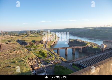 Foz do Iguazu, Brasile, 8 luglio 2016: Vista dalla cima del parco della diga di Itaipu su un autobus turistico al confine brasiliano Foto Stock