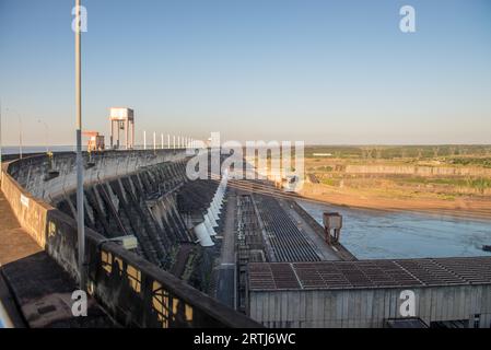 Foz do Iguazu, Brasile, 8 luglio 2016: Vista dalla cima del parco della diga di Itaipu su un autobus turistico al confine brasiliano Foto Stock