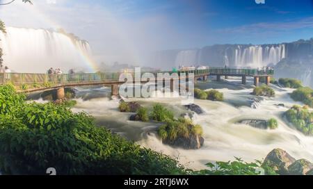 Foz do Iguacu, Brasile, 9 luglio 2016: Vista delle famosissime cascate Iguazu Cataratas con un arcobaleno in Brasile Foto Stock