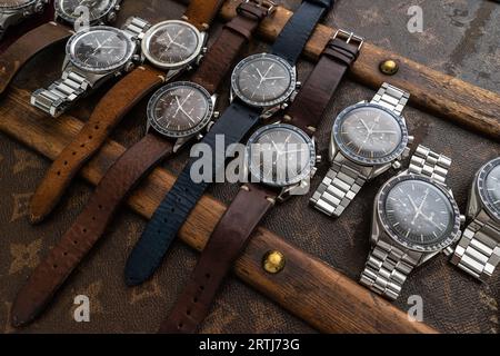 Riprese vintage Omega Speedmaster su una vecchia custodia da viaggio Louis Vuitton rivettata con il suo iconico motivo LV. Foto Stock