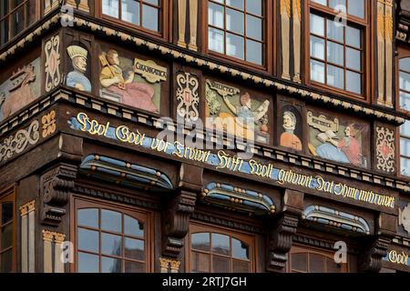 Dettagli della facciata sulla Wedekindhaus, storica casa in legno in stile rinascimentale sulla piazza del mercato, città vecchia, Hildesheim, bassa Sassonia, Germania Foto Stock