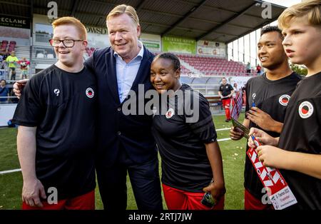 BARENDRECHT - Ronald Koeman durante un torneo di G-football allenano il calcio professionistico al BVV Barendrecht. I tornei di calcio G si svolgono sotto l'insegna di Coaches on Tour e sono il successore del torneo di Barendrecht organizzato da Coaches Betaald Voetbal per molti anni. ANP KOEN VAN WEEL Foto Stock