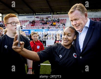 BARENDRECHT - Ronald Koeman durante un torneo di G-football allenano il calcio professionistico al BVV Barendrecht. I tornei di calcio G si svolgono sotto l'insegna di Coaches on Tour e sono il successore del torneo di Barendrecht organizzato da Coaches Betaald Voetbal per molti anni. ANP KOEN VAN WEEL Foto Stock