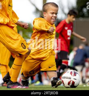 BARENDRECHT - Un giocatore di calcio in azione durante un torneo di G-football allena il calcio professionistico al BVV Barendrecht. I tornei di calcio G si svolgono sotto l'insegna di Coaches on Tour e sono il successore del torneo di Barendrecht organizzato da Coaches Betaald Voetbal per molti anni. ANP KOEN VAN WEEL Foto Stock