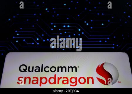 Sleman, Yogyakarta, Indonesia. 13 settembre 2023. In questa immagine fotografica, il logo della multinazionale che produce semiconduttori e software e fornisce servizi relativi alla tecnologia wireless, Qualcomm può essere visto sullo schermo dello smartphone. (Immagine di credito: © Angga Budhiyanto/ZUMA Press Wire) SOLO USO EDITORIALE! Non per USO commerciale! Foto Stock