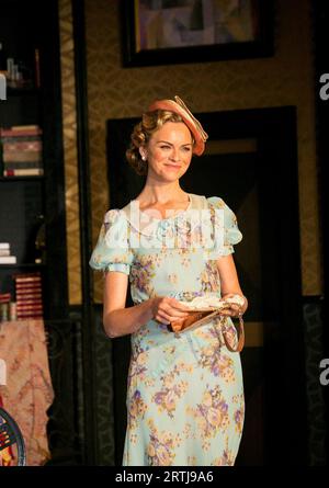 Anna-Louise Plowman (Sibyl Chase) in PRIVATE LIVES di Noel Coward al Minerva Theatre, Chichester Festival Theatre, West Sussex, Inghilterra 28/09/2012 design: Anthony Ward illuminazione: Mark Henderson regista: Jonathan Kent Foto Stock