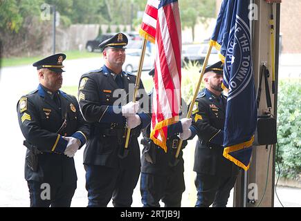 911 cerimonia di commemorazione presso la sede centrale dei vigili del fuoco di Barnstable, Massachusetts, a Cape Cod, Stati Uniti. Barnstable Police Honor Guard Foto Stock