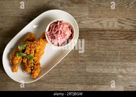 Strisce di pollo fritte con insalata di cavolo Foto Stock