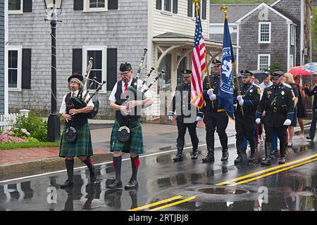 911 cerimonia di commemorazione presso la sede centrale dei vigili del fuoco di Barnstable, Massachusetts, a Cape Cod, Stati Uniti. La processione attraversa il villaggio. Foto Stock