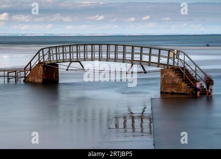Belhaven Bridge, conosciuto come Bridge to Nowhere, a Dunbar, Scozia, Regno Unito Foto Stock