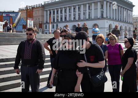 Kiev, Ucraina. 28 agosto 2023. I parenti piangono durante la cerimonia di addio del defunto Sergii Ilnitskiy. Sergii Ilnitskiy, deputato del Consiglio di Kiev e comandante dell'unità meridionale dell'esercito volontario ucraino, è stato ucciso nella regione di Donetsk in battaglie con l'esercito russo, nel centro di Kiev. (Foto di Oleksii Chumachenko/SOPA Images/Sipa USA) credito: SIPA USA/Alamy Live News Foto Stock