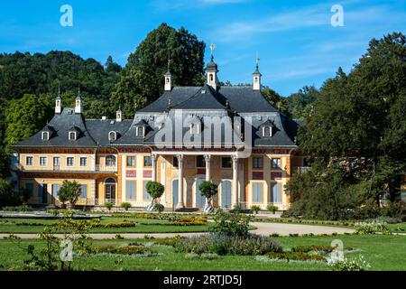 Parte del palazzo e del parco ensemble Pillnitz-Mountain Palace, realizzato in stile cinese sulla riva destra dell'Elba a Dresda, Germania. Foto Stock