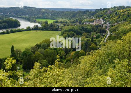 Il fiume la Senna ai piedi del villaggio di la Roche-Guyon con il castel | le fleuve la Seine au pied du Village historique et patrimonial la R Foto Stock