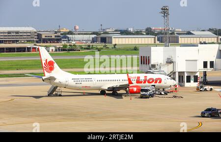 Aeroporto internazionale di Don-Mueang, rimorchiatori aerei, macchina per spingere indietro l'aereo verso la pista di rullaggio, una nei servizi di assistenza a terra. Foto Stock