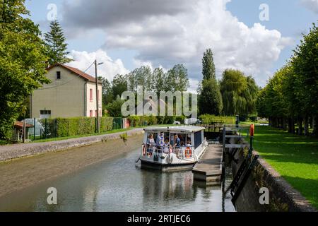 La piccola città di la Ferte-Milon è attraversata dal fiume canalizzato Ourcq che attira crociere per piccole imbarcazioni lungo il fiume e gli armadietti | la PET Foto Stock