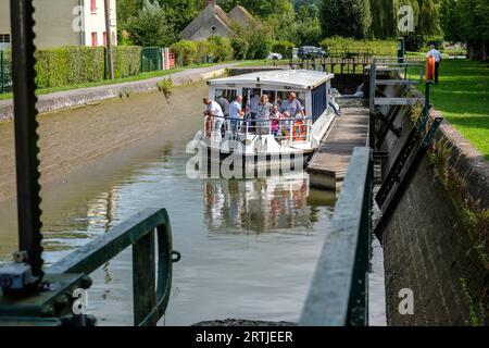 La piccola città di la Ferte-Milon è attraversata dal fiume canalizzato Ourcq che attira crociere per piccole imbarcazioni lungo il fiume e gli armadietti | la PET Foto Stock