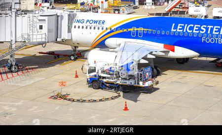 Servizio di terra camion rifornimento di un aeromobile nella baia degli aeromobili. Foto Stock