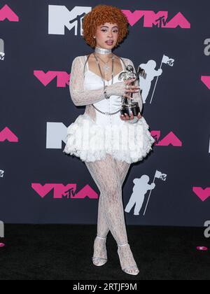 Newark, Stati Uniti. 13 settembre 2023. NEWARK, NEW JERSEY, USA - 12 SETTEMBRE: Ice Spice si pone con il premio "Best New Artist" nella sala stampa agli MTV Video Music Awards 2023 che si sono tenuti al Prudential Center il 12 settembre 2023 a Newark, New Jersey, Stati Uniti. (Foto di Xavier Collin/Image Press Agency) credito: Image Press Agency/Alamy Live News Foto Stock