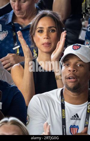 Duesseldorf, Germania. 13 settembre 2023. Meghan, duchessa del Sussex, assiste alle gare di nuoto ai 6 Giochi Invictus e applaude. La competizione paralimpica per atleti disabili di guerra è in visita in Germania per la prima volta. Credito: Christoph Reichwein/dpa/Alamy Live News Foto Stock