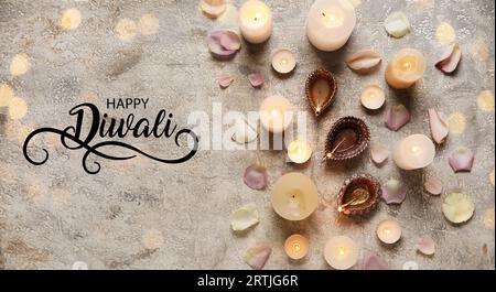 Lunga bandiera per Happy Diwali con lampade a olio e candele accese Foto Stock