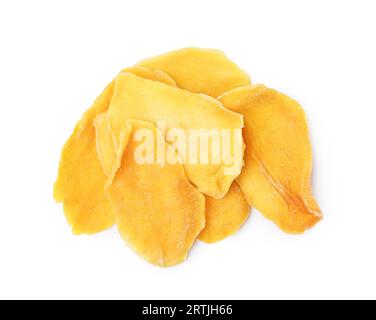 Fette di gustoso mango secco su fondo bianco Foto Stock