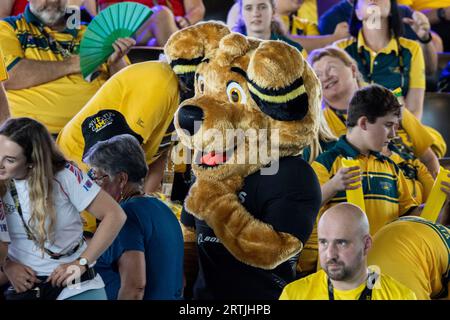 Duesseldorf, Germania. 13 settembre 2023. Buddy, la mascotte degli Invictus Games, in tribuna con gli spettatori. La competizione paralimpica per atleti disabili di guerra è in visita in Germania per la prima volta. Credito: Christoph Reichwein/dpa/Alamy Live News Foto Stock