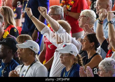 Duesseldorf, Germania. 13 settembre 2023. Meghan, Duchessa del Sussex, e Harry, Duca del Sussex, assistono alle gare di nuoto ai 6th Invictus Games tra i fan di tutto il mondo. Harry applaude dopo la vittoria di un nuotatore britannico. La competizione paralimpica per atleti disabili di guerra è in visita in Germania per la prima volta. Credito: Christoph Reichwein/dpa/Alamy Live News Foto Stock