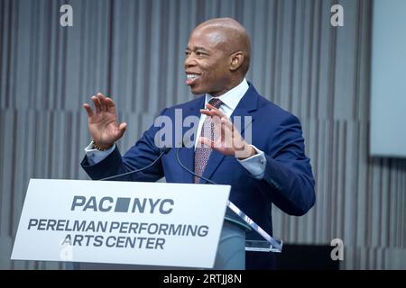 Il sindaco di New York Eric Adams parla durante la cerimonia di taglio del nastro per il Perelman Performing Arts Center a Lower Manhattan, New York, il 13 settembre 2023. Il centro delle arti dello spettacolo, costruito al Ground zero a Lower Manhattan, dovrebbe aprire il 19 settembre 2023, con il primo di cinque concerti incentrati sul tema del rifugio. Credito: Brazil Photo Press/Alamy Live News Foto Stock