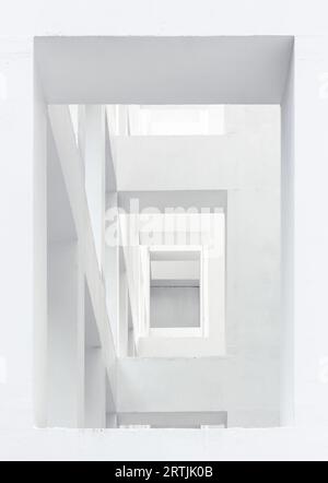 Astrazione architettonica. Questo dettaglio architettonico bianco puro incarna la semplicità. Le linee pulite definiscono questo spazio.effetto grana uniforme aggiunto. Foto Stock