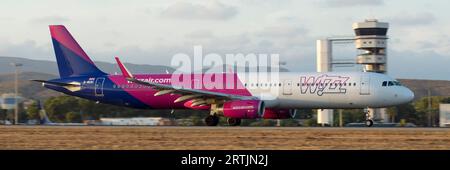 Airbus A321 della compagnia aerea Wizz Air atterrando ad Alicante Foto Stock