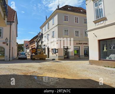 Karlovac, Croazia - 1 settembre 2023. Nel centro storico di Karlovac sono in corso importanti lavori di ristrutturazione e di costruzione stradale Foto Stock