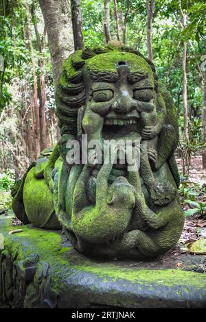 Stutue nella Sacra Foresta delle scimmie a Ubud, Bali, Indonesia Foto Stock